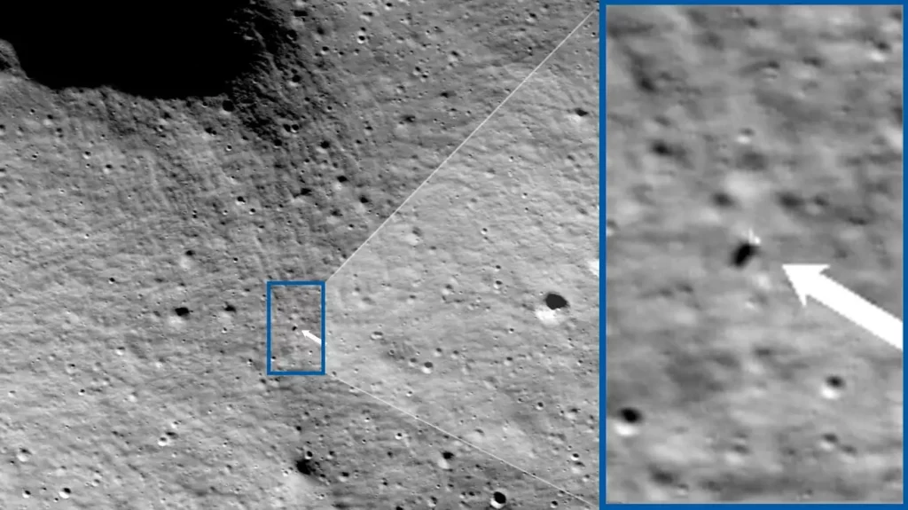 Зонд NASA обнаружил на Луне посадочный модуль «Одиссей» Белая стрелка в центре изображения указывает на лунный посадочный модуль «Одиссей» на поверхности Луны.