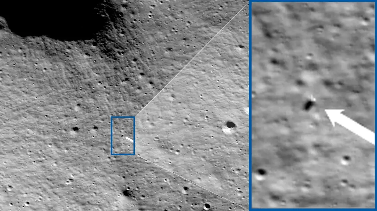 Белая стрелка в центре изображения указывает на лунный посадочный модуль «Одиссей» на поверхности Луны.