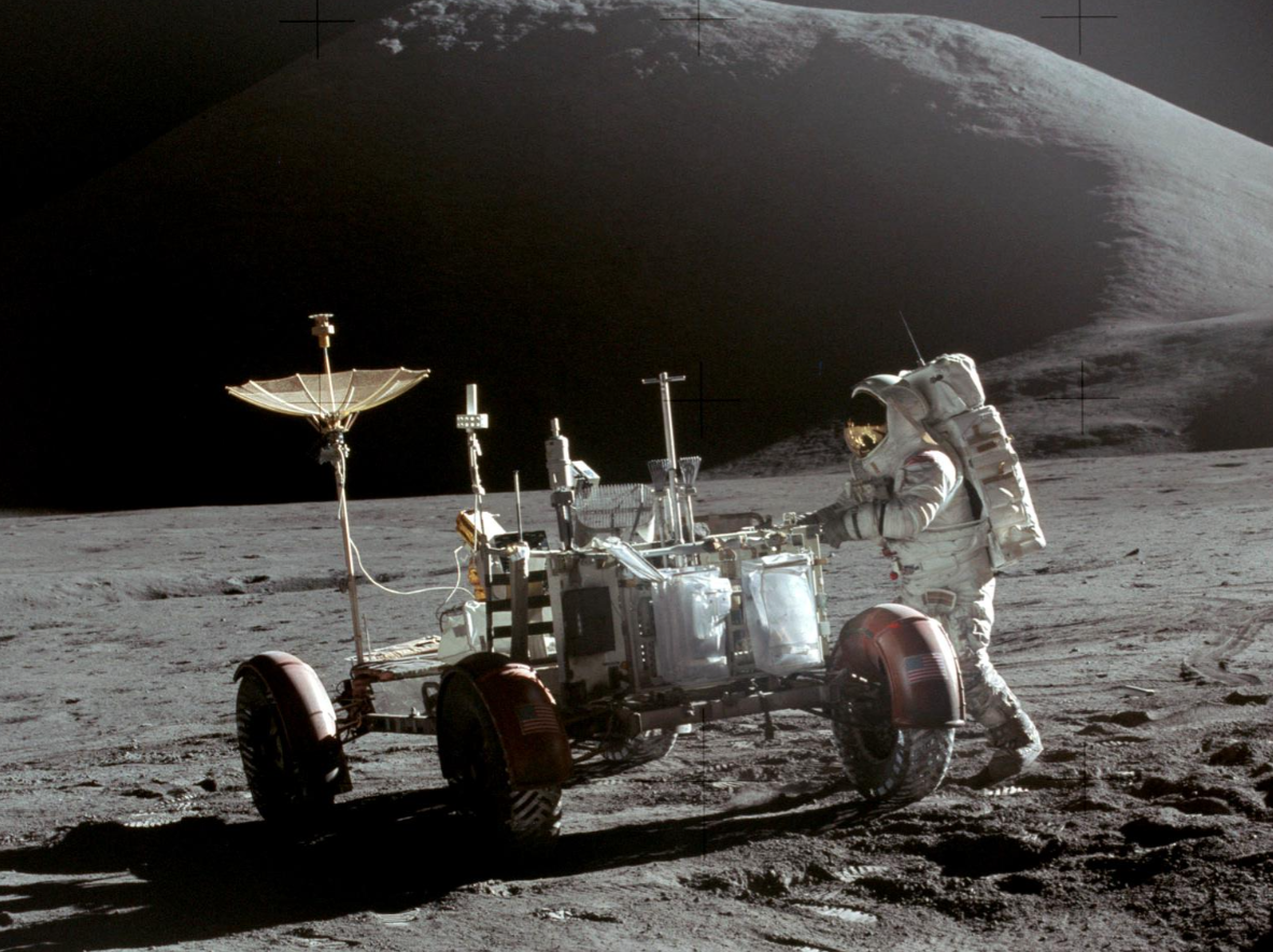 Джим Ирвин с луноходом на Луне. Фото 31 июля 1971 года.