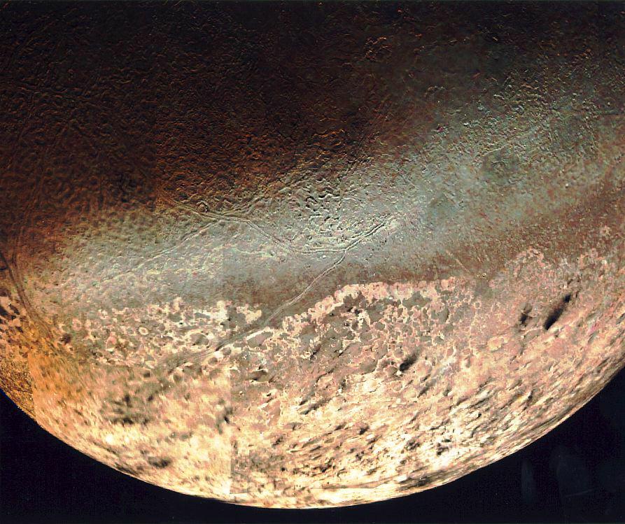 Фото Тритона спутника Нептуна сделанное Voyager 2 в 1989 году